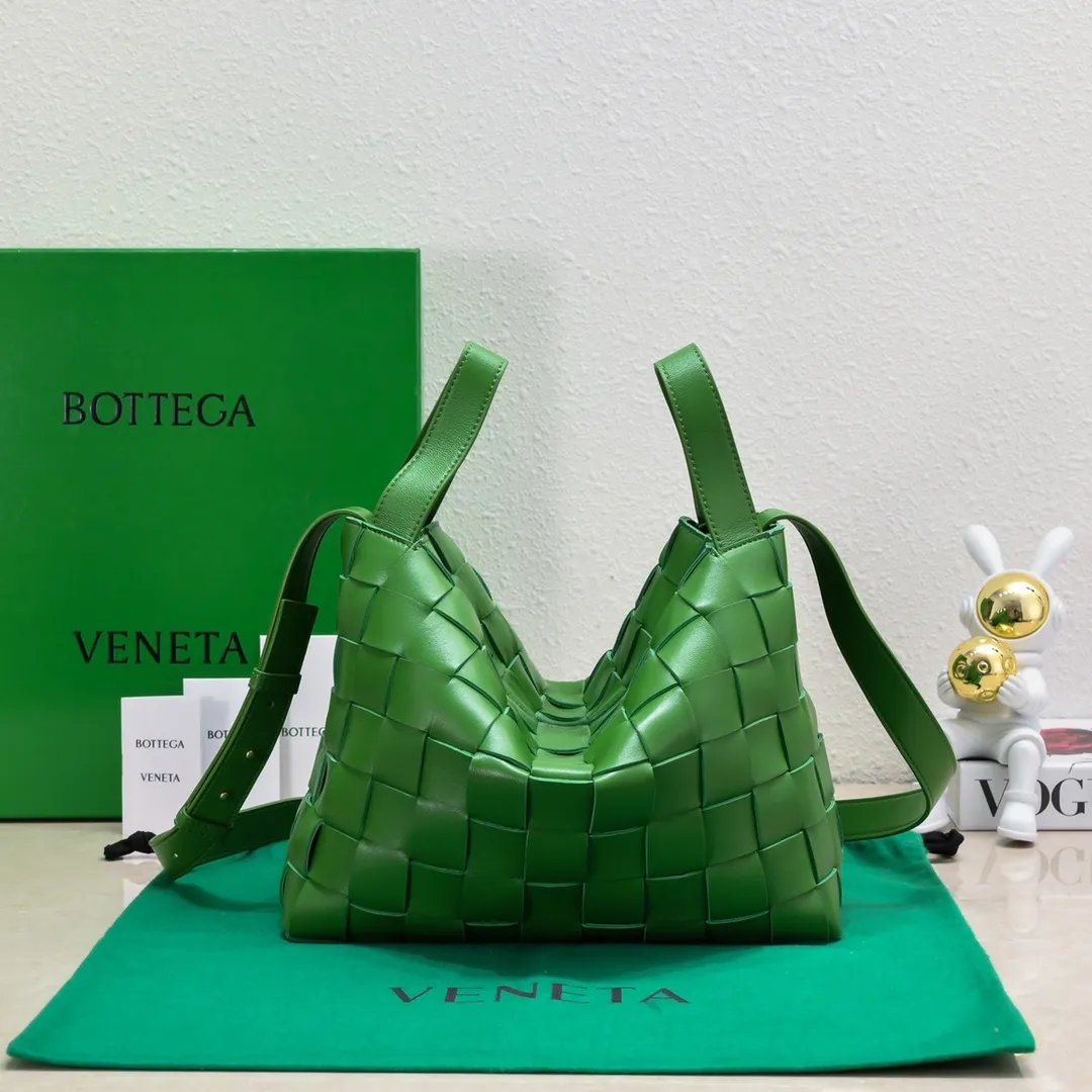 Special price 1600🉐️, Bottega Veneta What can be packed in the new bowling bag? Have you got the new bowling bag? Super large capacity ~ The key is low-key, simple and casual style ~ the fashion sense is not reduced at all. It combines BV's classic woven elements and can also be used for computers. The length of the shoulder straps can be adjusted. It is suitable for tall girls to carry. Boys also have a sunny back☀️ Style number: 7466# Size: 28*21*16